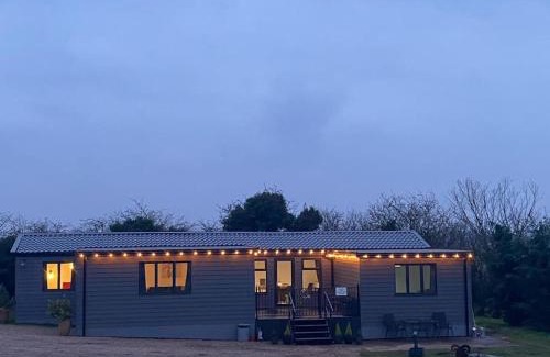 Newark upon Trent House | POPPY LUXURY LODGE Sleeps 8 at Fairview farm Ravenshead Nottingham Near Sherwood Forest, Dog Friendly, Farm Stay Great for Wedding Groups,Families,Hen Do,Friends Gathering,Amazing Views