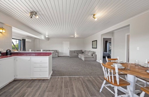 Richmond Heights House | Poppy's Bach - Lake Taupo Holiday Home