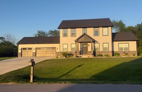 Bellmore House | Popular: 5 bed, 3.5 bath - Country Oasis