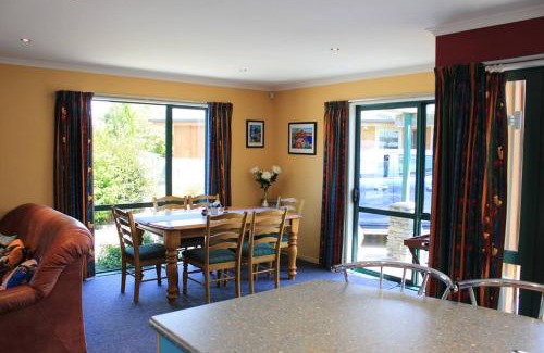 Hanmer Springs House | Popular Family and Pet friendly Modern Cosy Bach WiFi