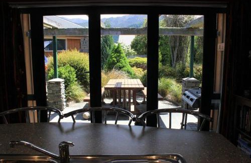 Hanmer Springs House | Popular Family and Pet friendly Modern Cosy Bach WiFi