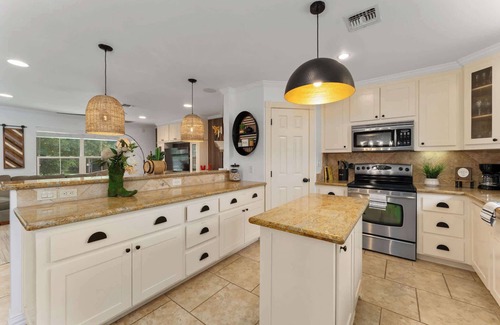 Fredericksburg House | Porch & Pour - Hot Tub & Fire Pit