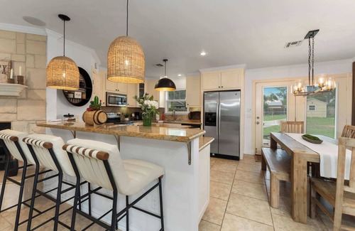 Fredericksburg House | Porch & Pour - Hot Tub & Fire Pit