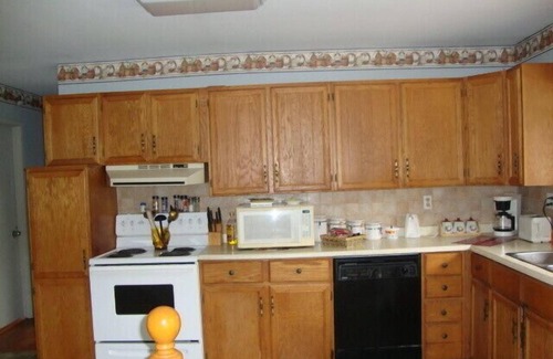 Port Hope House | Port Hope Six Bedroom Furnished Home - Ontario, Canada