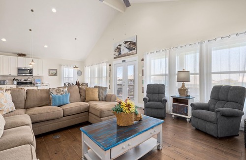 City-by-the Sea House | Port Royal Dream | Pet Friendly, Canal Views, Pool