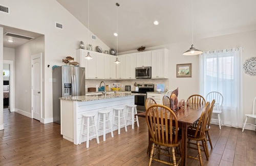 City-by-the Sea House | Port Royal Dream | Pet Friendly, Canal Views, Pool