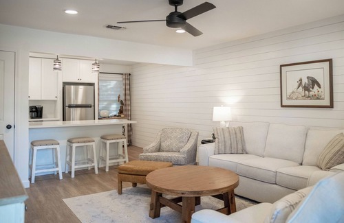 Biloxi Condo | Porter #6 - Perfect location with Pool & Golf Cart! - near Beach and Downtown!