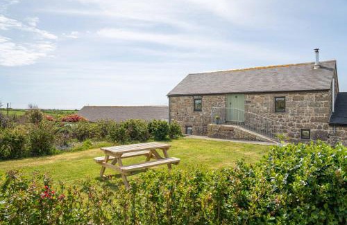 Treen House | Porthcurno Barns, The Cart Lodge - Cosy cottage, walk to Porthcurno beach, Pedn Vouder & Minack Theatre