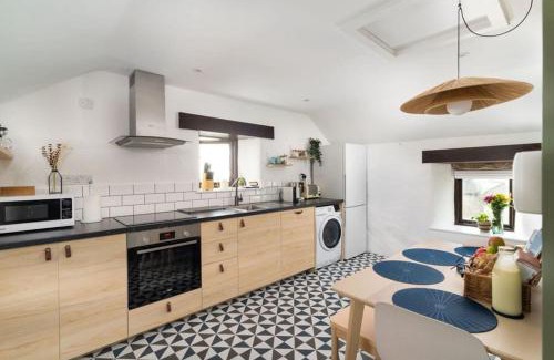Treen House | Porthcurno Barns, The Cart Lodge - Cosy cottage, walk to Porthcurno beach, Pedn Vouder & Minack Theatre