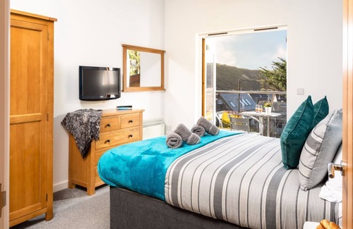 Porthtowan Cabin | Porthtowan Lodge eco-home, short walk to beach and coastal path.