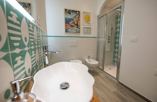 Moneglia House | PORTOBELLO ROOM WITH PVT BATH & KITCHNETTE aMoneglia| 2min walk to the beach