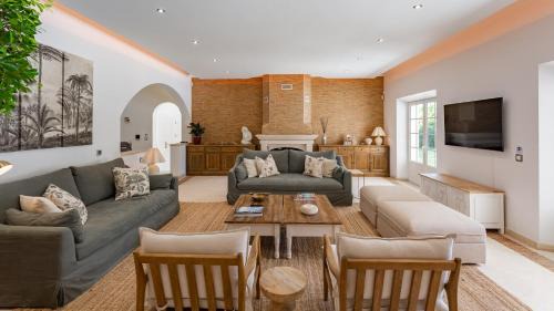 Quarteira Villa | Portuguese mansion close to marina, golf and beach.