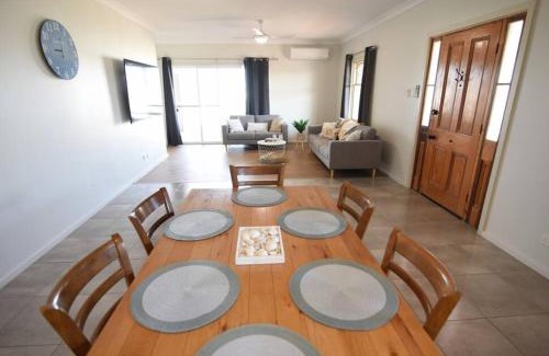 Moonta Bay House | Poseidon's Oasis - Entire Home - Moonta Bay