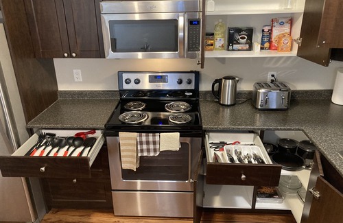 Farmington Apartment | ❤️ Posh, cozy, bright suite ✔Netflix ✔Full Kitchen