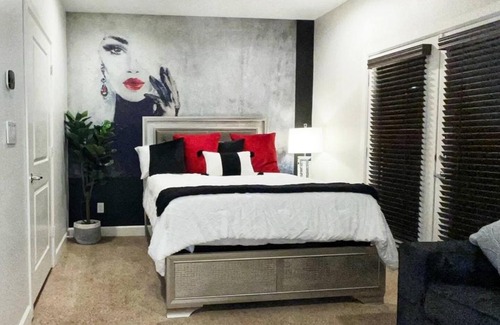 Midtown House | Posh Dtwn/Midtown Home w Stunning Roof-Top Terrace