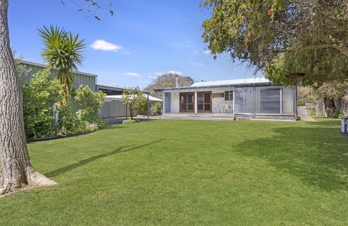 Busselton House | Possum Cottage on Adelaide St, 3 bedroom 2 bathroom walk to beach jetty and town