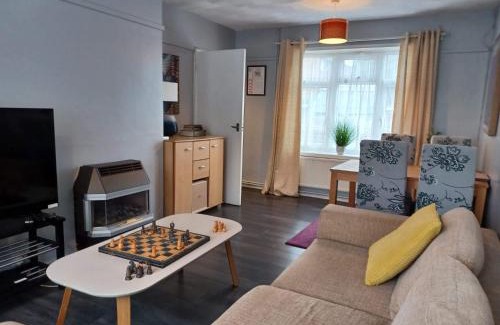East Dunstable House | Poynters House - Huku Kwetu Luton & Dunstable - Spacious 2 Bedroom House-Private garden and parking - Free wifi-11km from London Luton Airport-close to Woburn Abbey