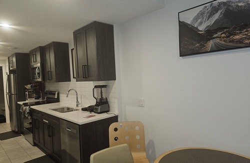 Sage Hill House | Praise bethel -Homely walkout suite in YYC