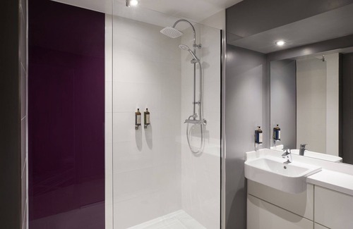 Cardiff City Centre Hotel | Premier Inn Cardiff Cc Queen Street