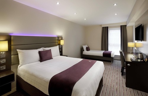 Epsom Hotel | Premier Inn Epsom Town Centre
