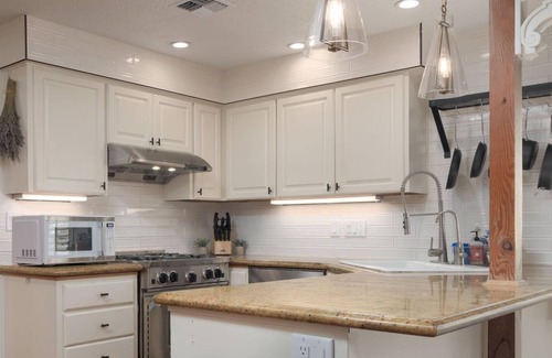 Harlow House | Premier Location: Group-Friendly, Walk to Autzen!