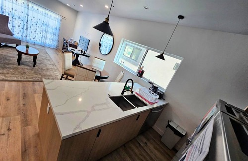 East Hollywood House | Premiere 5 bedroom Place in Hollywood, free AC, WiFi and Parking