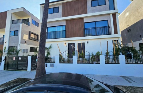 East Hollywood House | Premiere 5 bedroom Place in Hollywood, free AC, WiFi and Parking