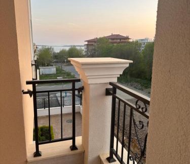 Yurta Apartment | Premium Ferienwohnung SWETI WLAS Polarstar Beach Luxury Apartment 150 m zum Strand Pool 3 Balkone Meeresblick Google TV bis zu 6 Personen