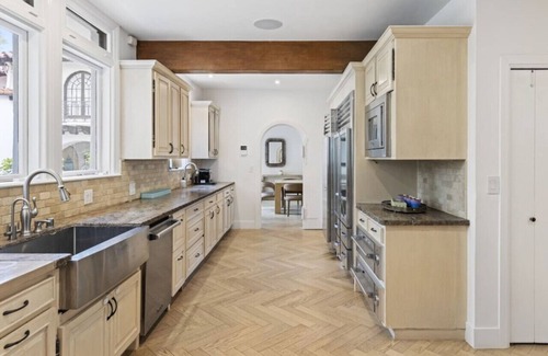 The Flats House | Prestigious BH Spanish Villa w/Pool, Jacuzzi, BBQ