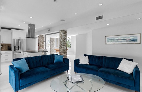 Ludlam House | Prestigious Home with Pool
