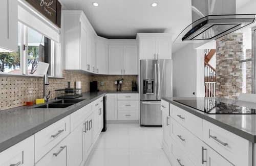 Ludlam House | Prestigious Home with Pool