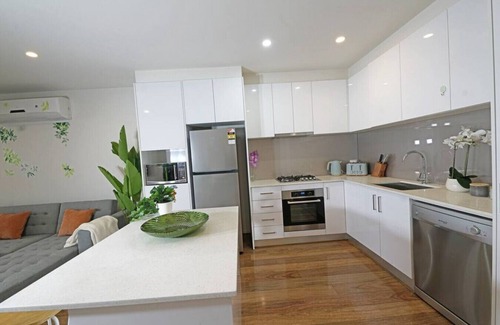 Preston Apartment | Preston Spacious Apartment fully self-contained Parking Wi-Fi
