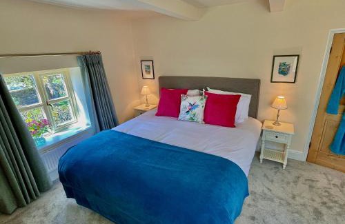 Quenington House | Pretty Cotswold Cottage with garden near Bibury