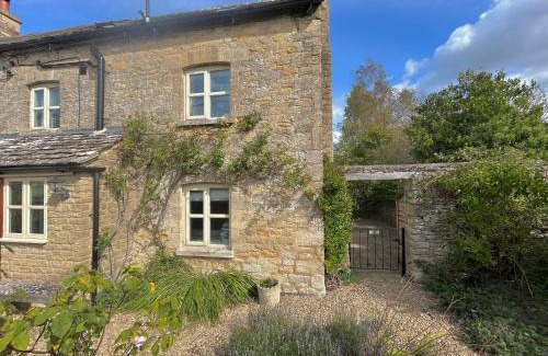 Quenington House | Pretty Cotswold Cottage with garden near Bibury