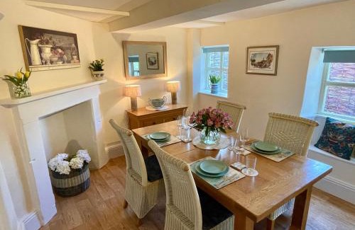 Quenington House | Pretty Cotswold Cottage with garden near Bibury