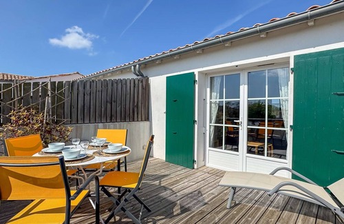 Ars-en-Re House | Pretty, quiet apartment with a view of the bell tower
