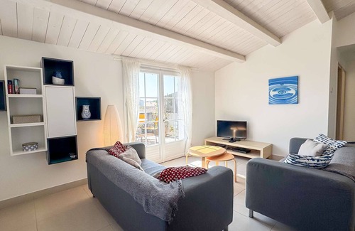Ars-en-Re House | Pretty, quiet apartment with a view of the bell tower