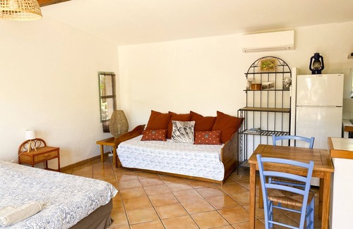 Maora Apartment | Pretty shed feet in the water with large private garden