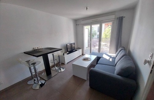 10th Arrondissement Apartment | Pretty T2 with swimming pool