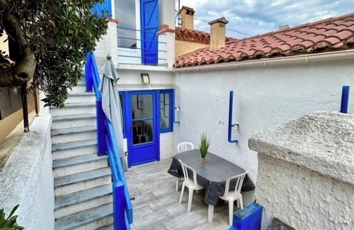 La Jetee House | Pretty "TinyHouse" beach cottage with outdoor area and secure parking