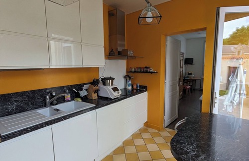 Port District House | Pretty vacation home close to the beach and shops, not overlooked