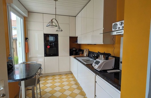 Port District House | Pretty vacation home close to the beach and shops, not overlooked