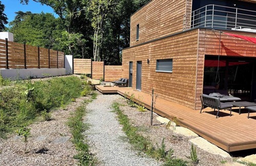 Redon House | Pretty wooden house, green island in town center. 35 minutes from beaches