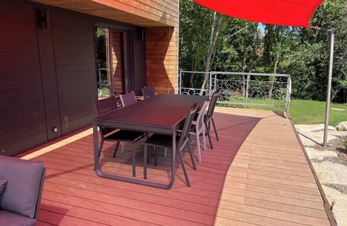 Redon House | Pretty wooden house, green island in town center. 35 minutes from beaches