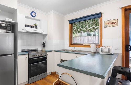 Torquay House | Price on the Beach 2c - Beautiful spacious pet friendly home next to the ocean