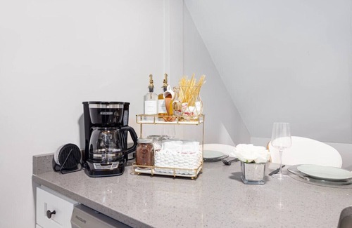 Providence Apartment | Prime 2BR Brown, Dining, Nurses, Hospital Close