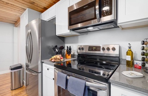 Providence Apartment | Prime 2BR Brown, Dining, Nurses, Hospital Close