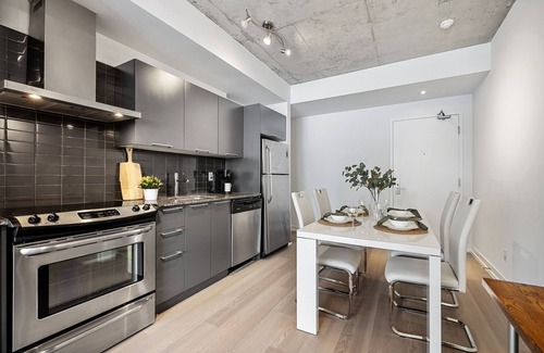Fashion District Apartment | Prime Downtown Location | Lux King West 1 BD Unit | Near TTC, Cafes, Restaurants