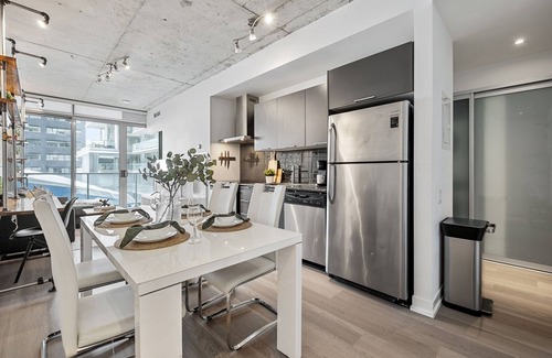 Fashion District Apartment | Prime Downtown Location | Lux King West 1 BD Unit | Near TTC, Cafes, Restaurants