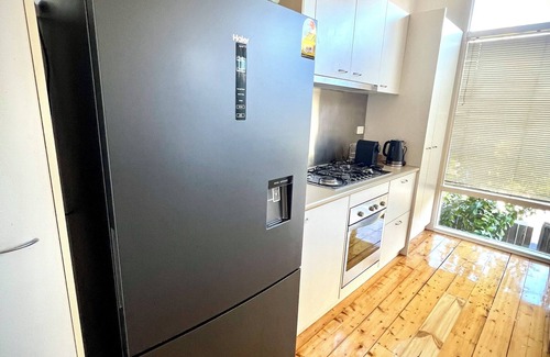Bendigo Apartment | Prime Location | Art, Food & Markets at Your Door | Strong Wi-Fi | Parking | A/C